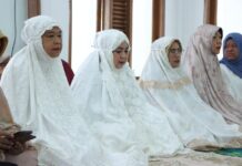 Ketua TP PKK Lamteng Hj Mardiana Musa Ahmad melaksanakan Sholat Idul Adha 1445 H