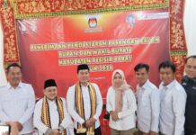 Cabup dan Cawabup Dedi Irawan – Irawan Topani Serahkan Berkas Pendaftaran ke KPU Pesisir Barat