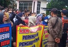 Aksi Demo Damai Tenaga Honorer dan P3K dari Berbagai Dinas Intansi Pemerintah Daerah Lampung Tengah Menuntut Hak Nasibnya