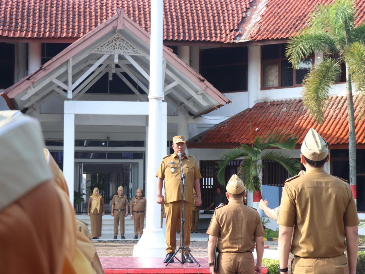 Wakil Bupati I Komang Koheri Menjadi Pembina Apel Mingguan Yang Digelar di Halaman Kantor Pemerintah Kabupaten Lampung Tengah